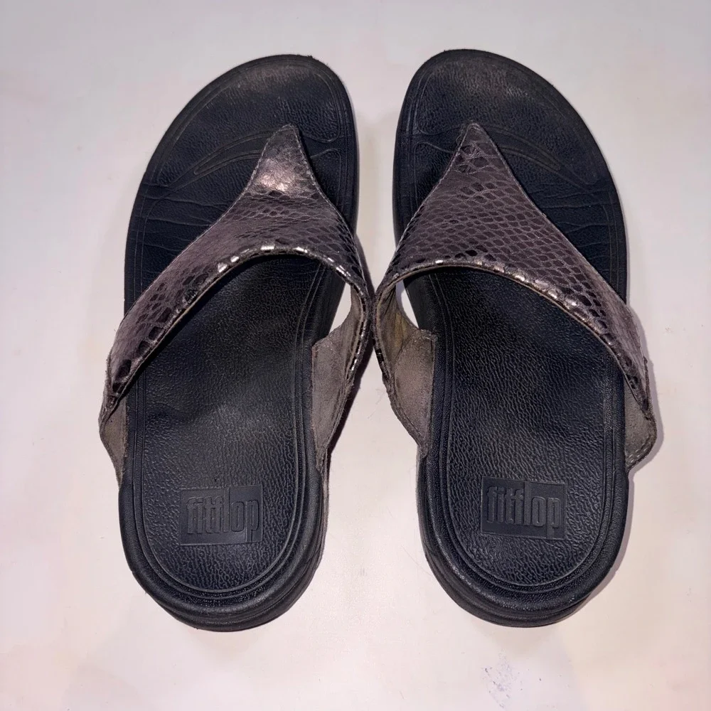 FitFlop Pietra Sandals 8 Pewter Snake Print Metallic Wedge Thong Comfort